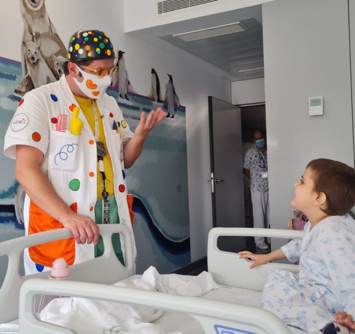 Fundación Theodora visita niños hospitalizados de Almería
