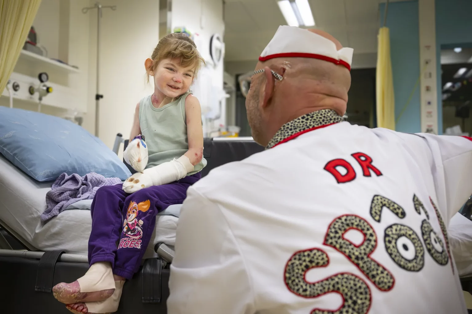 Un Doctor Sonrisa de la Fundación Theodora hace sonreír a una niña hospitalizada