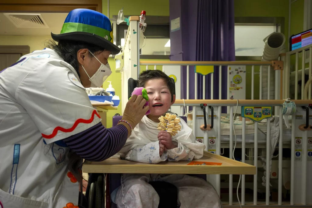 Doctora Sonrisa de la Fundación Theodora juega con una paciente en su habitación