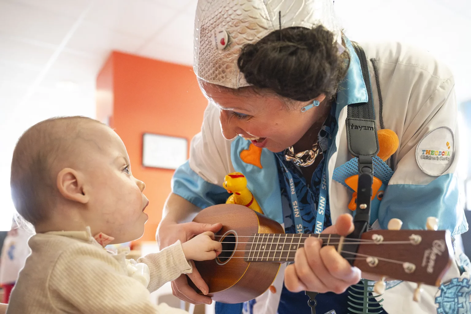 Un Doctor Sonrisa de la Fundación Theodora hace reír a un bebé en el hospital